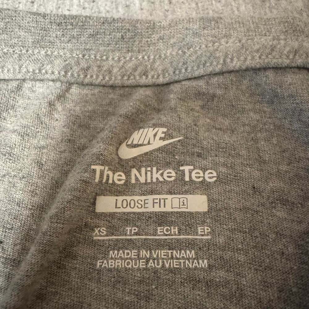 Nike The Nike Tee Loose Fit Crop Top - Picture 2 of 3